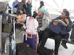 受政府“停摆”影响美机场削减运力 乘客叫苦不迭……