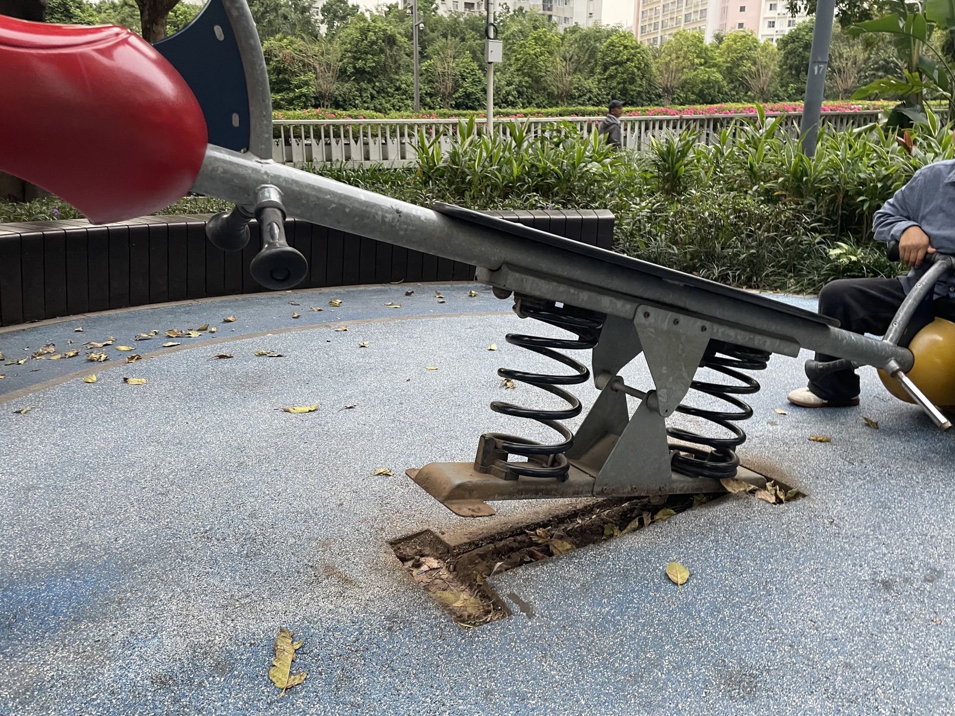 部分社区公园小区儿童游乐设施损坏，居民呼吁相关单位及时修护