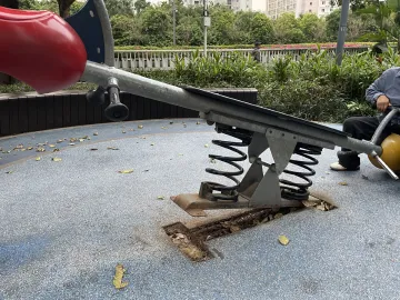 部分社区公园小区儿童游乐设施损坏,居民呼吁相关单位及时修护