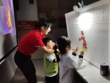 罗湖人民桥社区开展少儿皮影科普活动​ 非遗文化亲子共传承
