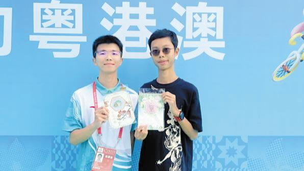 香港“小海豚”来观赛 好友带他游光明美景