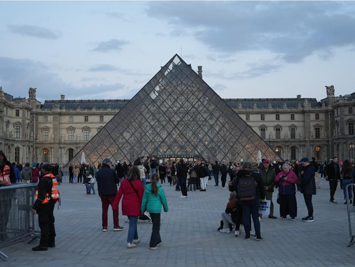 卢浮宫抢劫案嫌疑人多为惯犯，两人曾共同犯案
