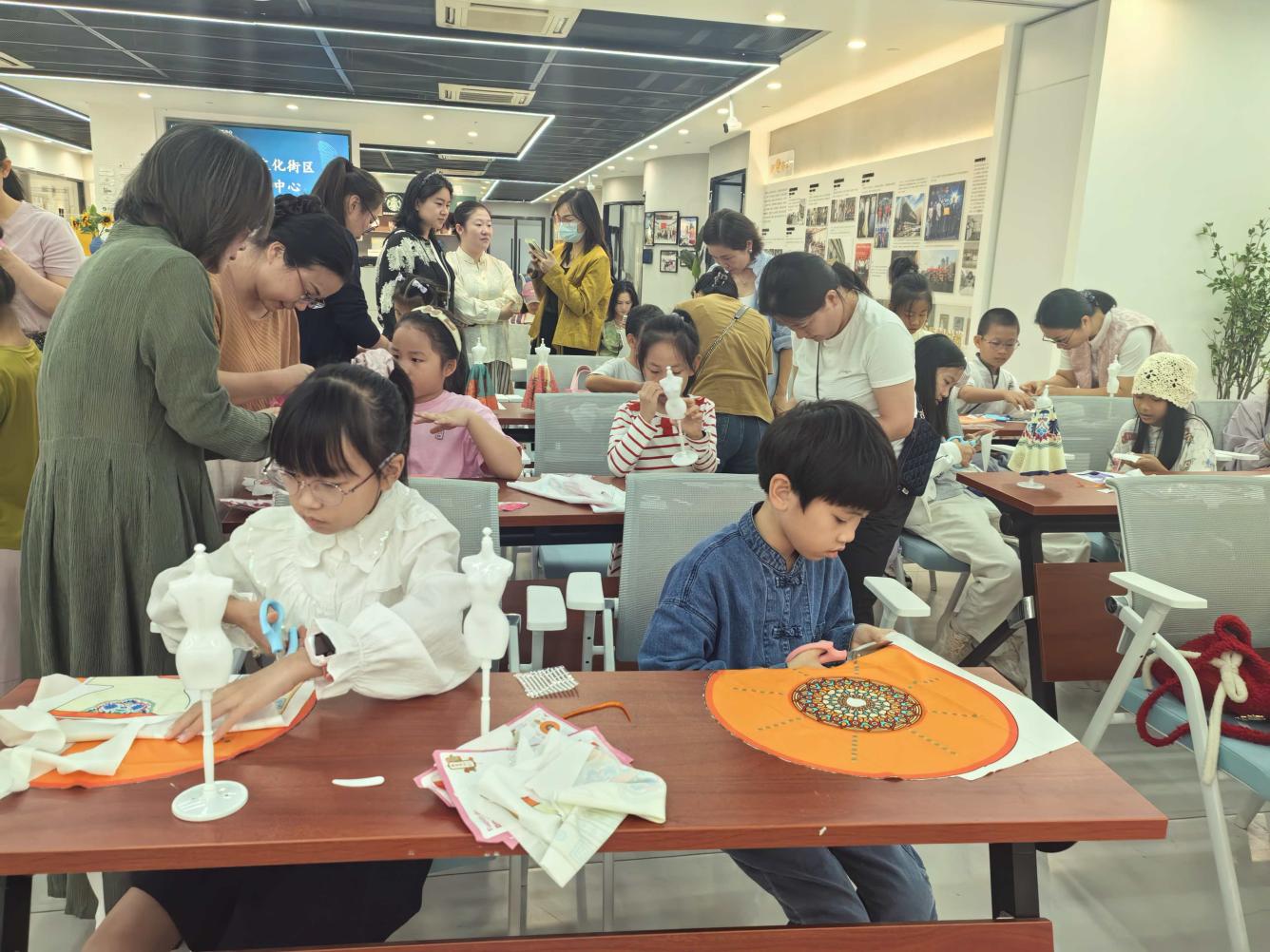 南山街道荔秀社区举办“荔秀传馨—非遗工坊”亲子系列活动 赋能文化自信新体验
