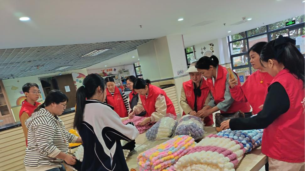 松岗楼岗社区30名志愿者编织“爱心牌”毛毯，为特殊群体送上冬日暖阳
