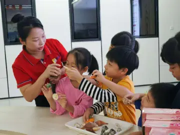 罗湖区老围社区开展"多彩贝壳"海洋科普活动