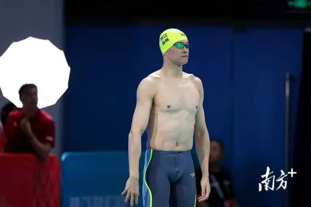 11月12日，十五运会男子200米自由泳决赛，浙江队选手孙杨抢跑犯规。郑新洽 摄