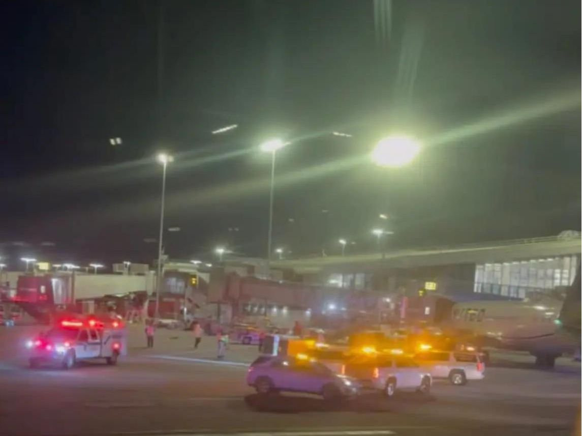 美国纽约两架联合航空客机发生地面擦碰事故 