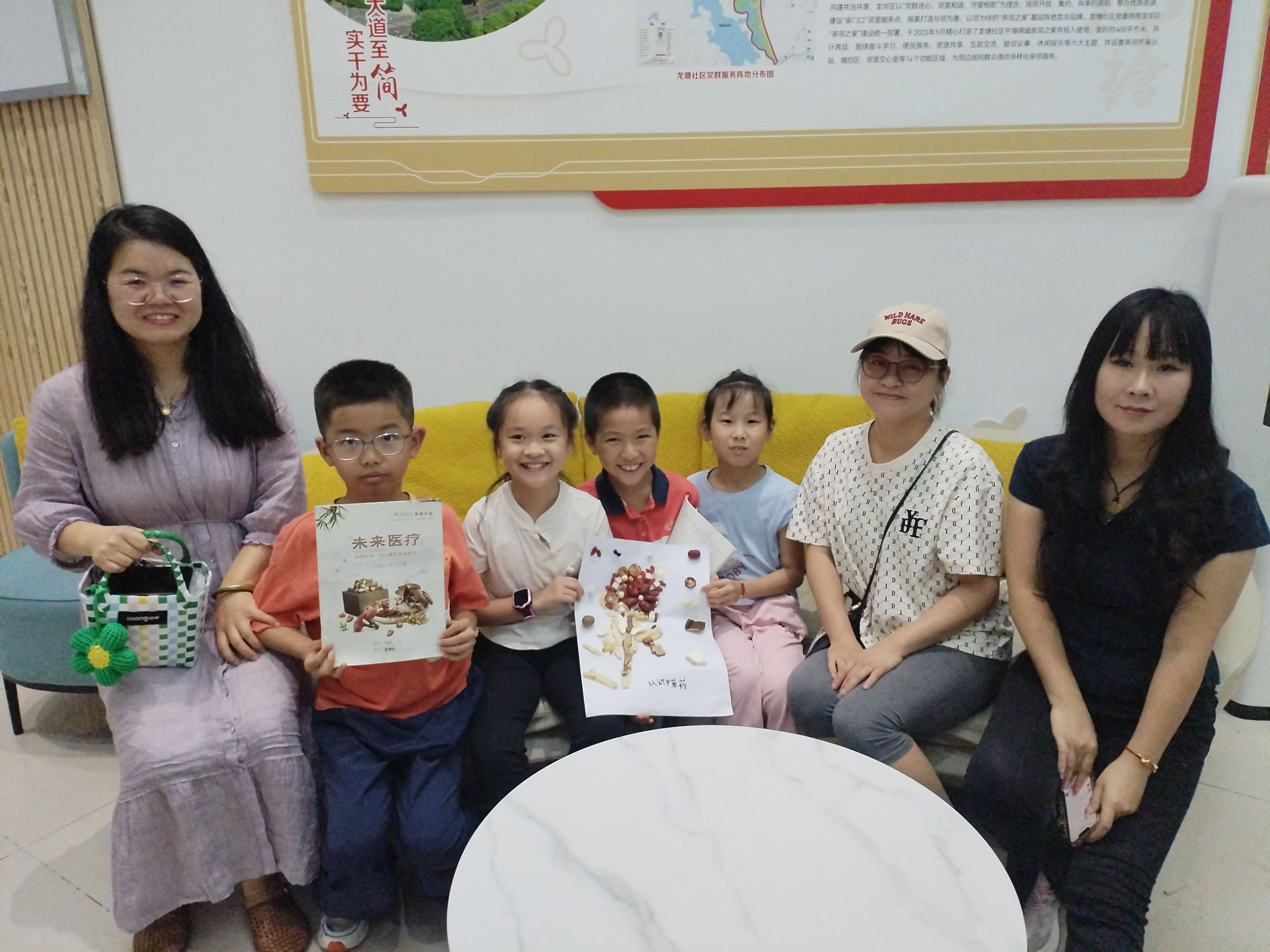 蒙眼识药、巧手制香囊，民治街道龙塘社区亲子家庭沉浸式体验中医药魅力