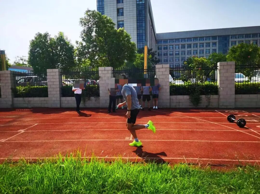 南航通报“一员工参加3公里跑步体测时猝死”：已成立专项工作组