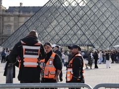 卢浮宫劫案嫌疑人多为惯犯 两人曾共同犯案