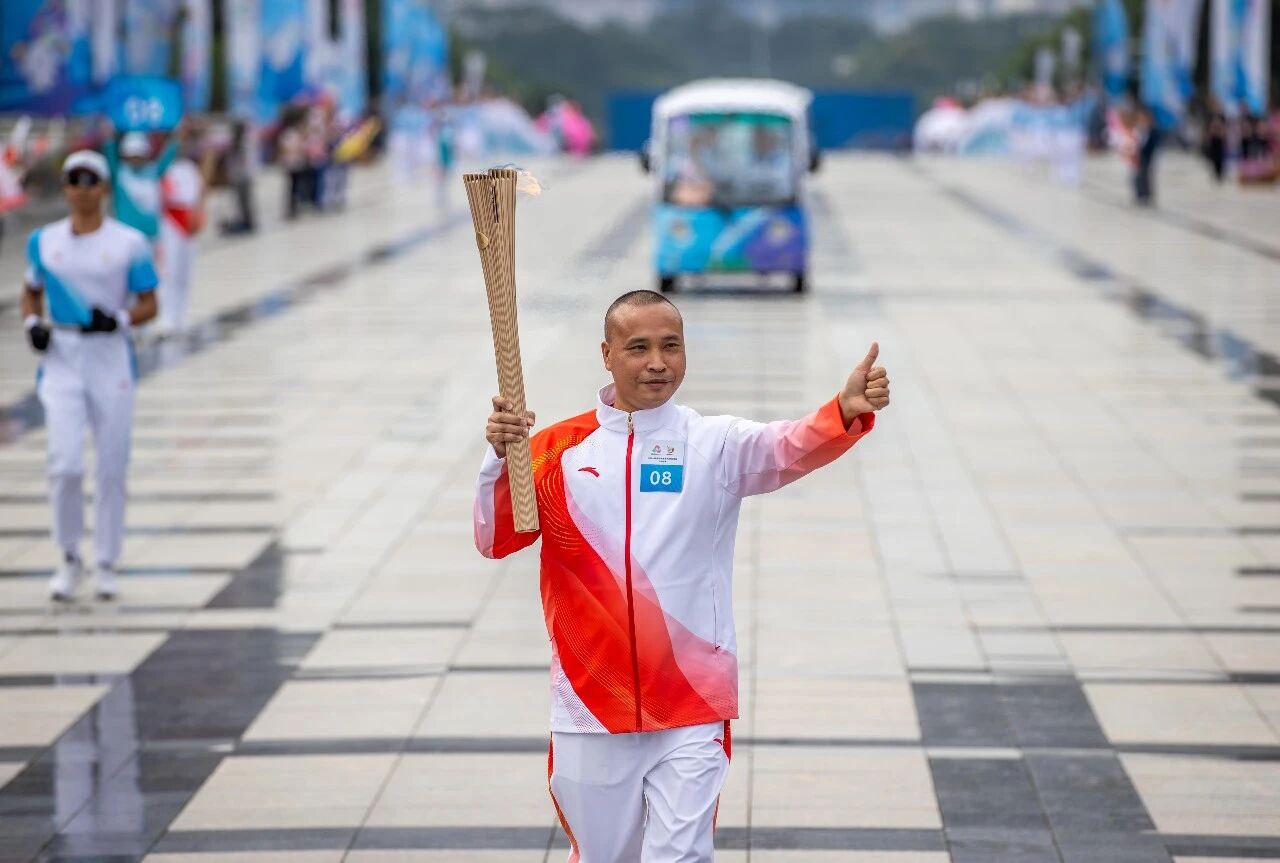 滴滴深圳网约车司机黄天华代表新就业群体参与全运会火炬传递