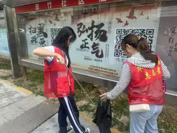翠竹街道翠竹社区青少年助力防蚊清洁行动