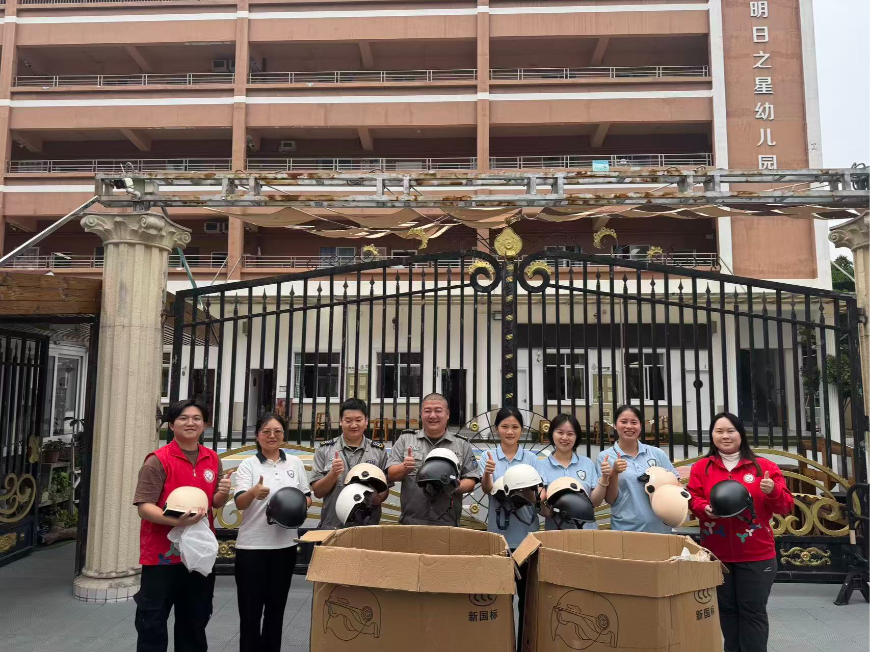 民生微实事暖人心！马田街道南庄社区送安全头盔，护航幼教平安出行