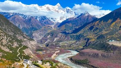 雅鲁藏布大峡谷秋景如画