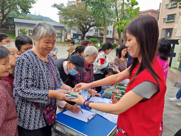石岩长排社区开展防蚊灭蚊宣传，携手居民筑牢健康防线