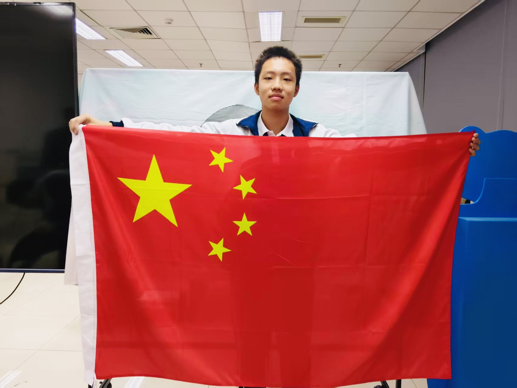 “深圳校服”亮相国际赛场！“追星小孩哥”实现“零的突破”