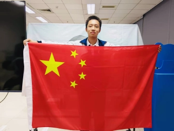 “深圳校服”亮相国际赛场!“追星小孩哥”实现“零的突破”