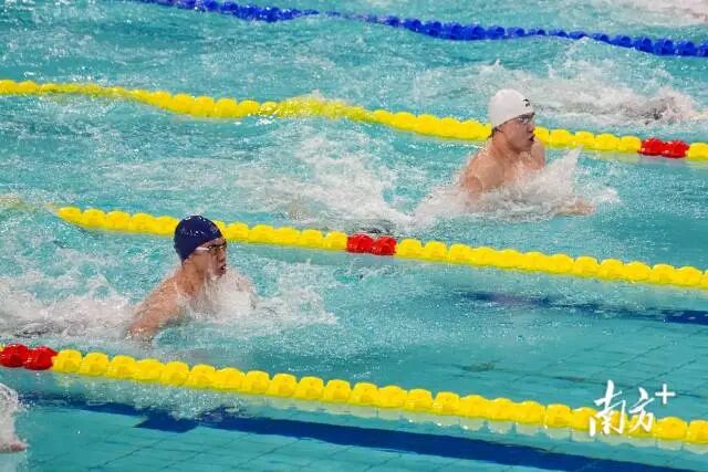 11月13日晚，在十五运会男子50米蛙泳决赛中，闫子贝（左）摘得银牌，覃海洋（右）因抢跑犯规，被取消成绩。张令 摄