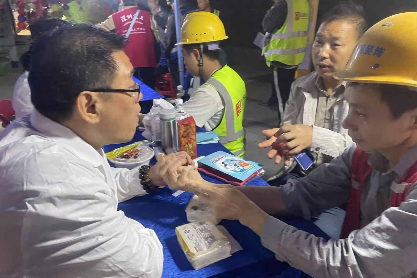南山社区关爱服务进工地:免费理发艾灸,工友直呼”暖心“!