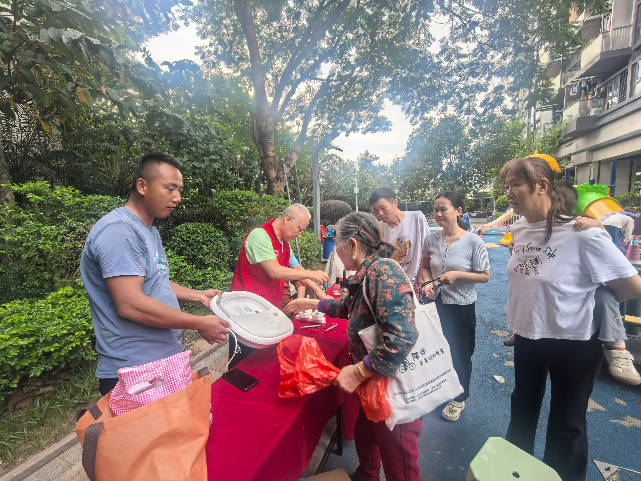 福城街道桔塘社区亲邻便民服务暖人心，党建引领促和谐