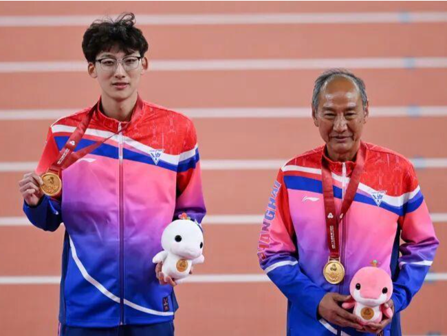 刘翔“接班人”出现？“眼镜哥”徐卓一13.12秒全运夺冠，教练这么说→