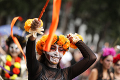 墨西哥城举行亡灵节游行（6）