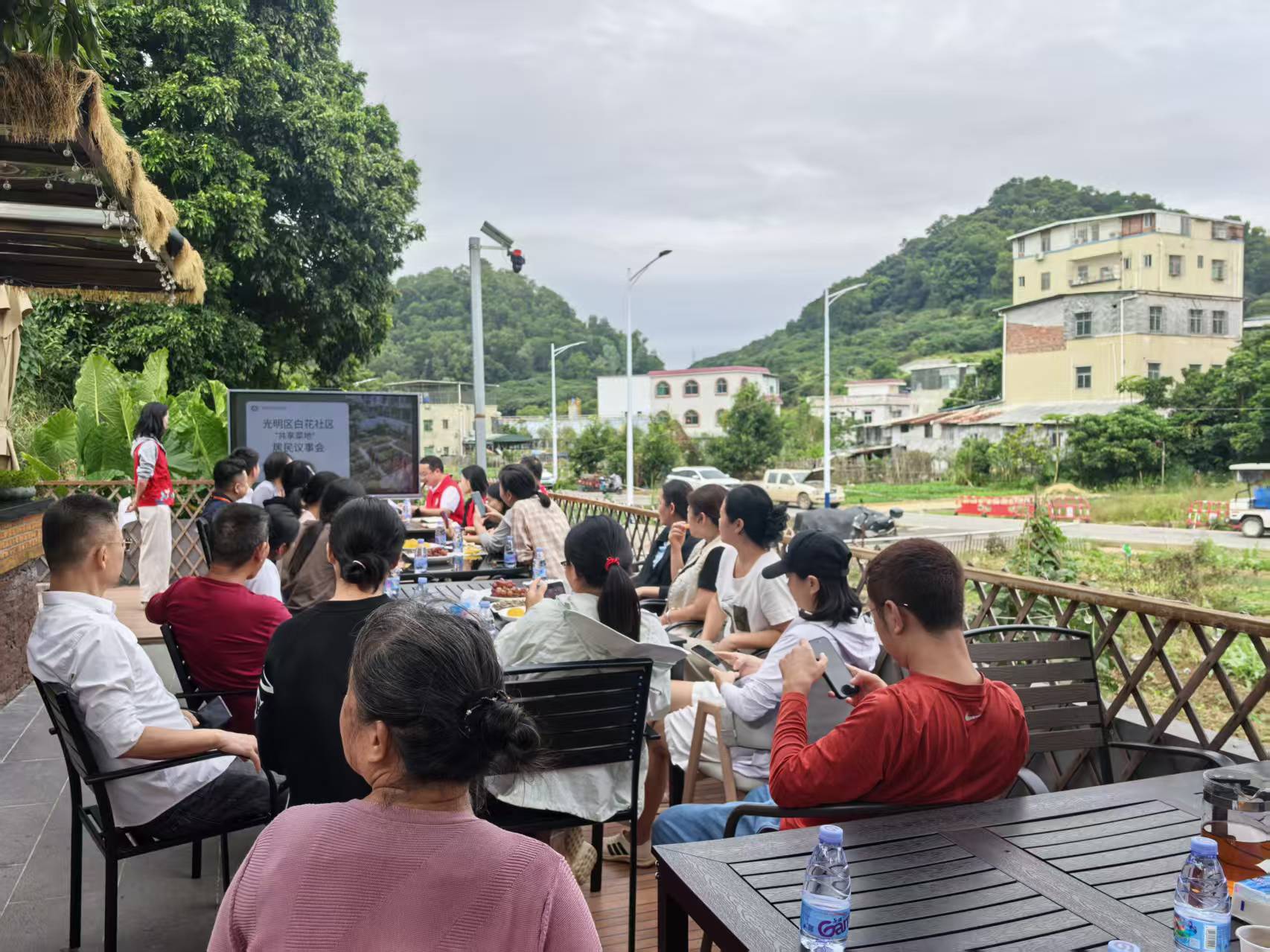 光明白花社区议事会走进田间地头，共议“共享菜地+活力积分”新路径