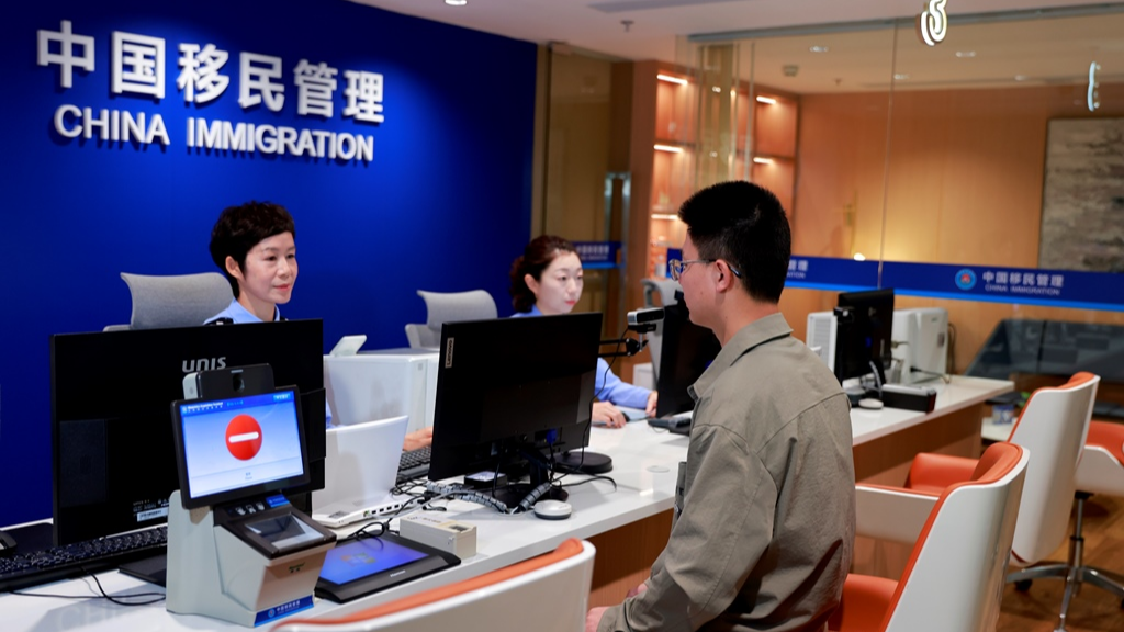 深圳首家移民事务服务站启用！十条新政如钥启新局，皇岗边检站优化河套深港科技创新合作区跨境流动便利