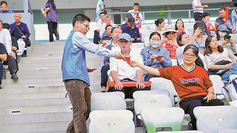 十五运会宝安赛区工会志愿者陈再见：文明观赛的种子藏在不被留意的角落里