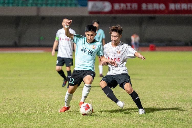 西区醉龙队与神湾菠萝队0∶0握手言和！小球迷小记者齐观战