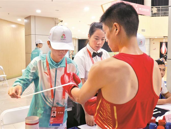 200名“小海豚”助力拳击赛 他们来自深圳职业技术大学，平均年龄18.5岁