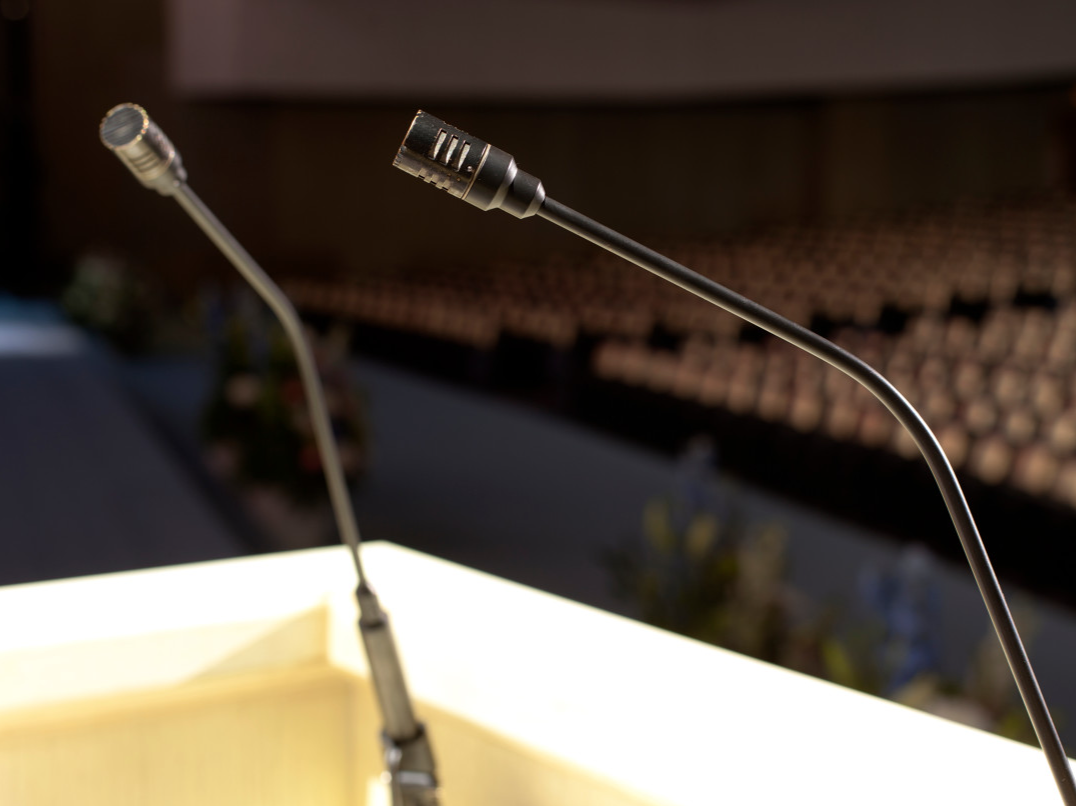 云南彝良一山上被倾倒大量生活垃圾，当地通报：已处理，将严肃追责