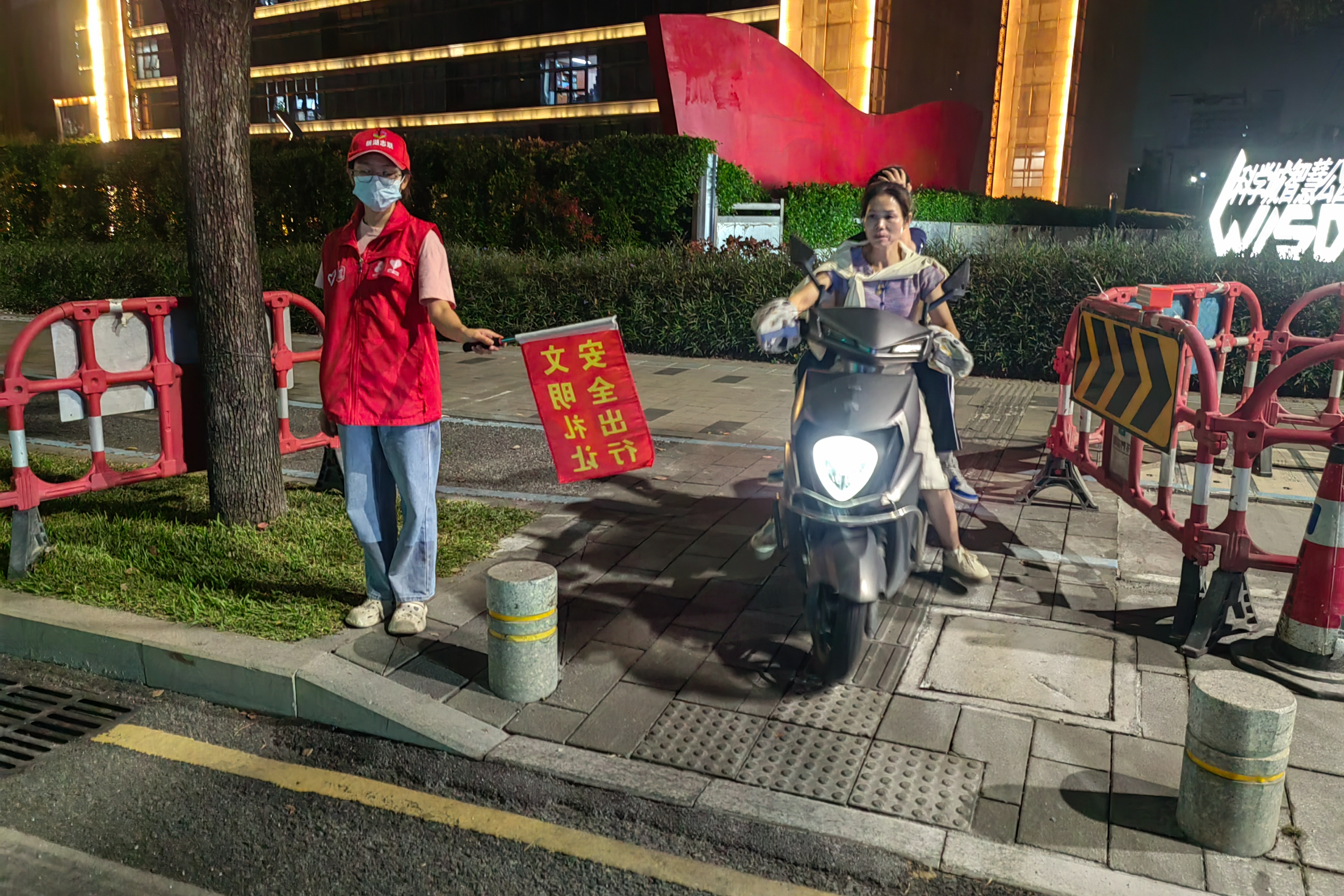 光明云谷社区“志愿红”用行动筑牢辖区平安