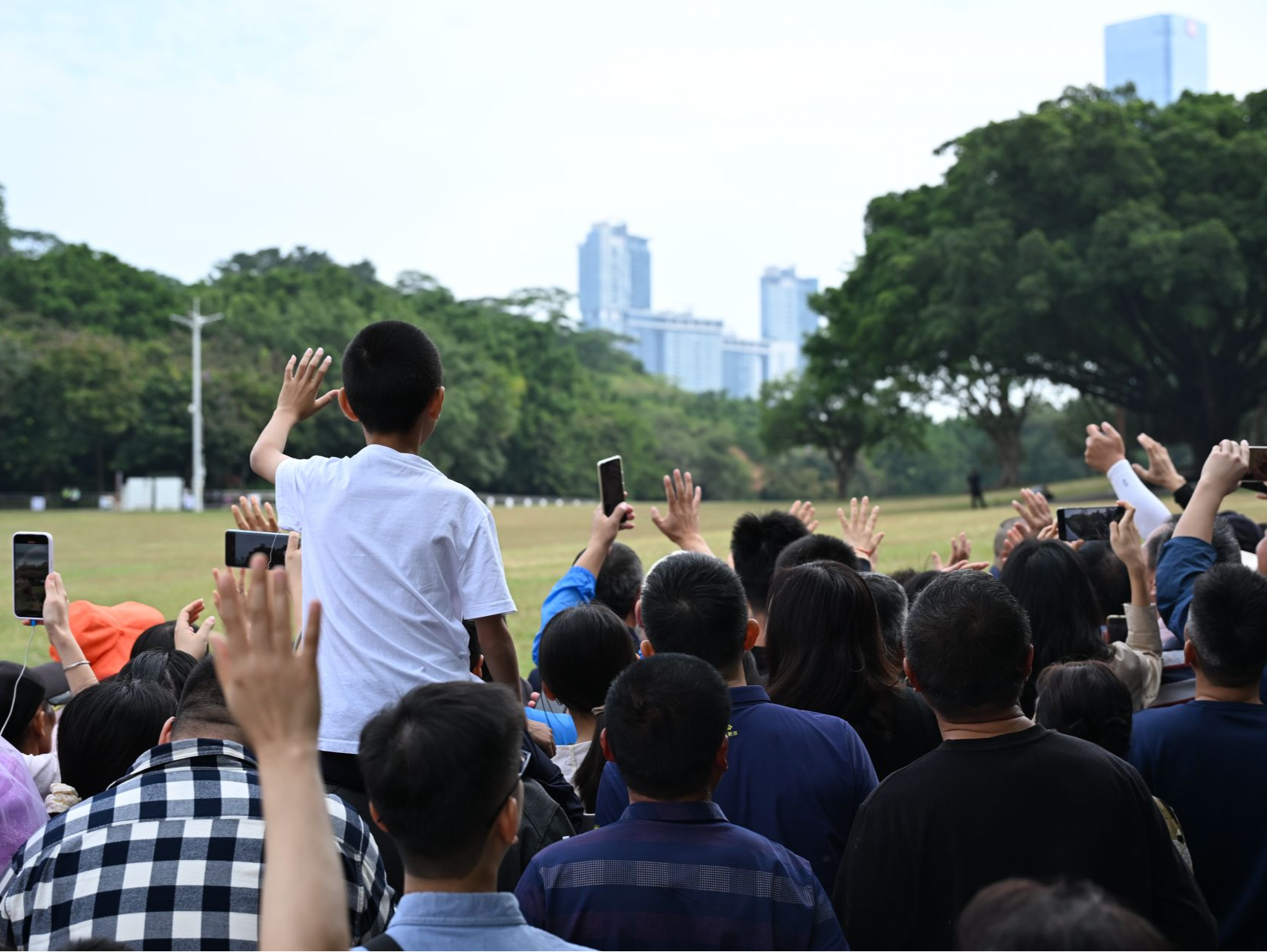 莲花山火炬“上天”，市民翘首共盼十五运