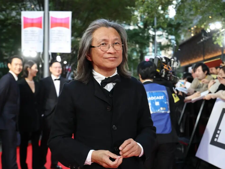 知名导演陈可辛出车祸，现场画面曝光，警方正调查