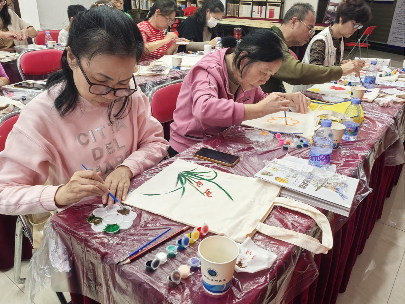 从“养老”到“享老”！大浪街道以“美学温度”重新定义银龄生活