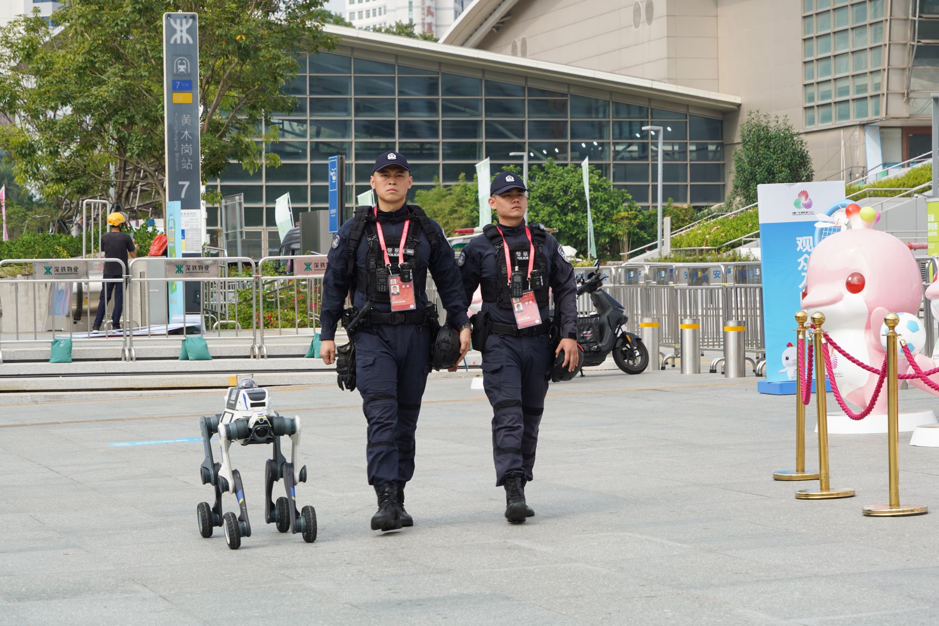 深圳福田公安“机器狼”和“智能哨兵”上岗，护航“十五运”精彩赛事