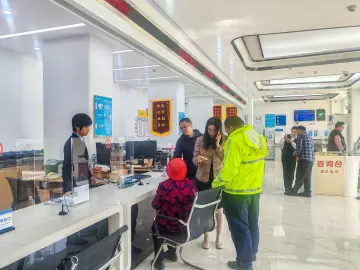 八旬老人买药迷路，坪山区坑梓街道网格员暖心护送回家