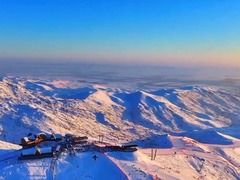 新疆阿勒泰：造雪轰鸣迎雪季