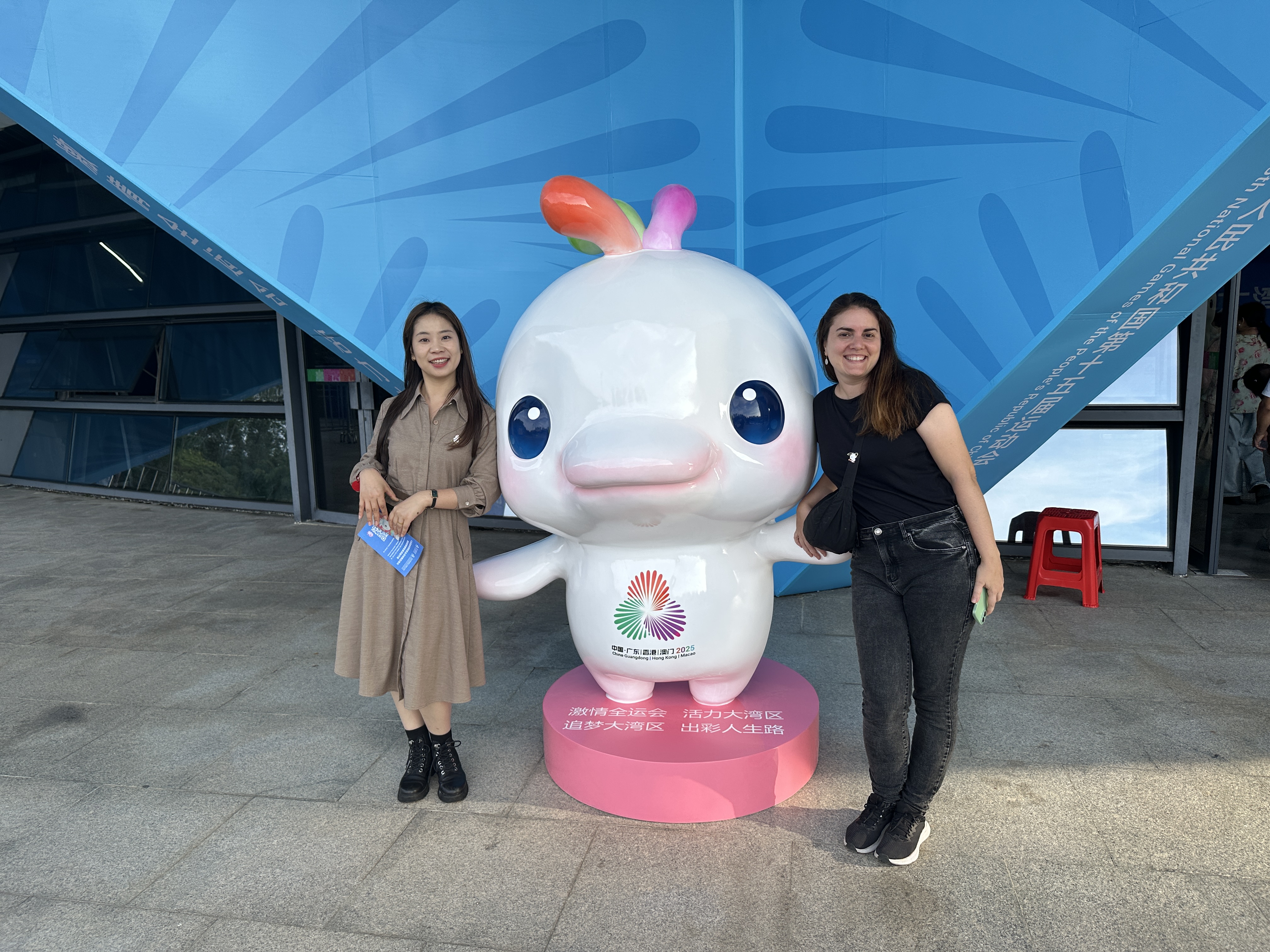 坪山赛场燃情绽放！国际友人沉浸式体验全运艺术体操魅力