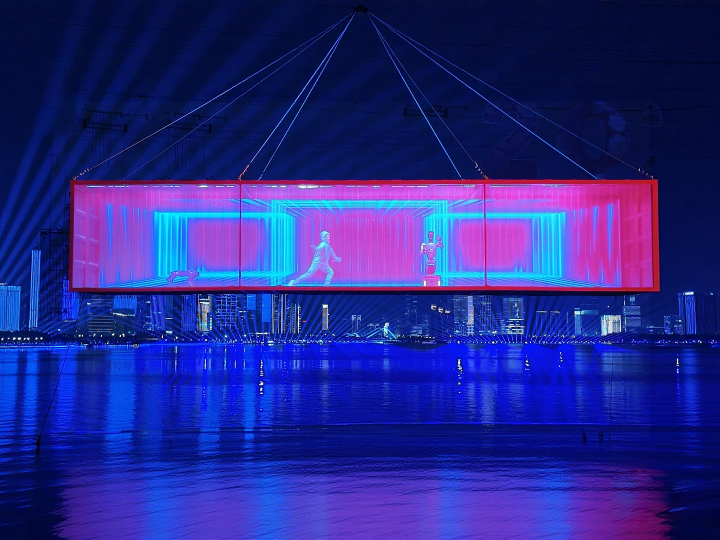 首创“海上+高空”人机共舞！越疆机器人亮相十五运会闭幕式