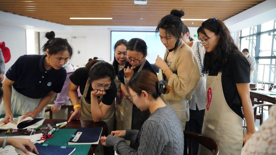 当古籍装帧“邂逅”文物插画 宝安“文博工坊”让中华优秀传统文化“活”在掌心