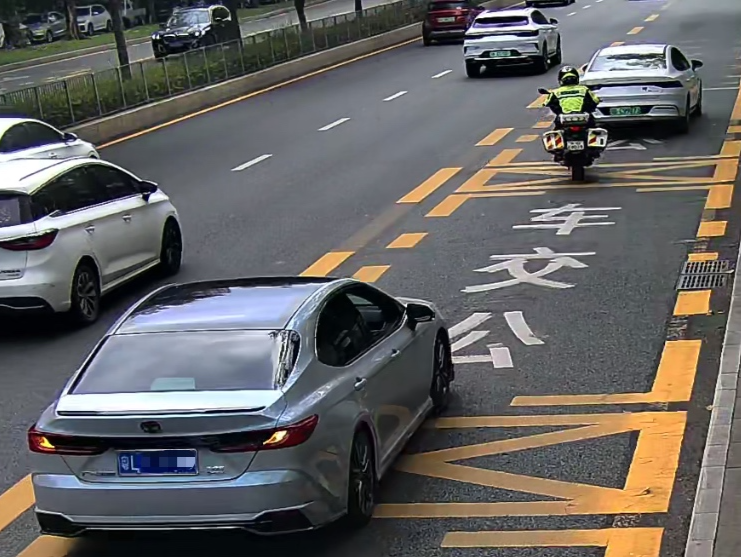 “教科书式”护航！临产孕妇跨市就医，龙岗铁骑2分钟“抢”出生命通道