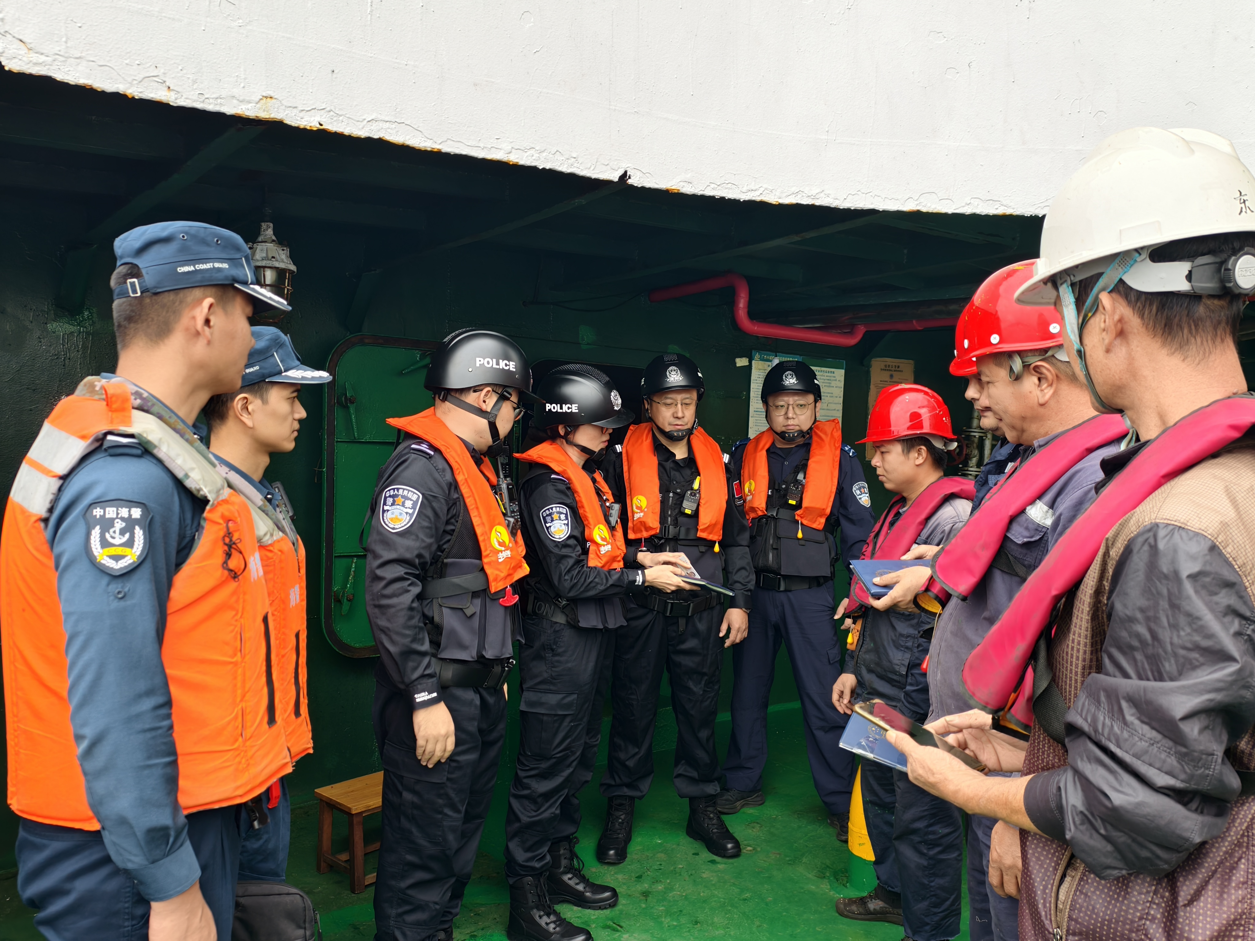 深圳海警局联合驻地涉海职能部门开展清港清湾联合执法行动