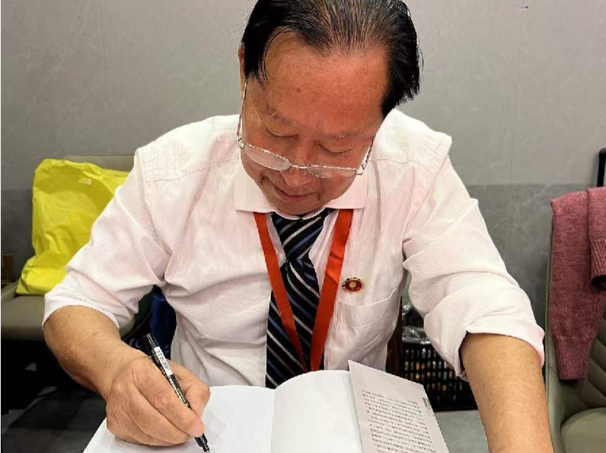 从“边陲小镇”到“国际城市”:《诗影人生》记录基建工程兵的精神史书