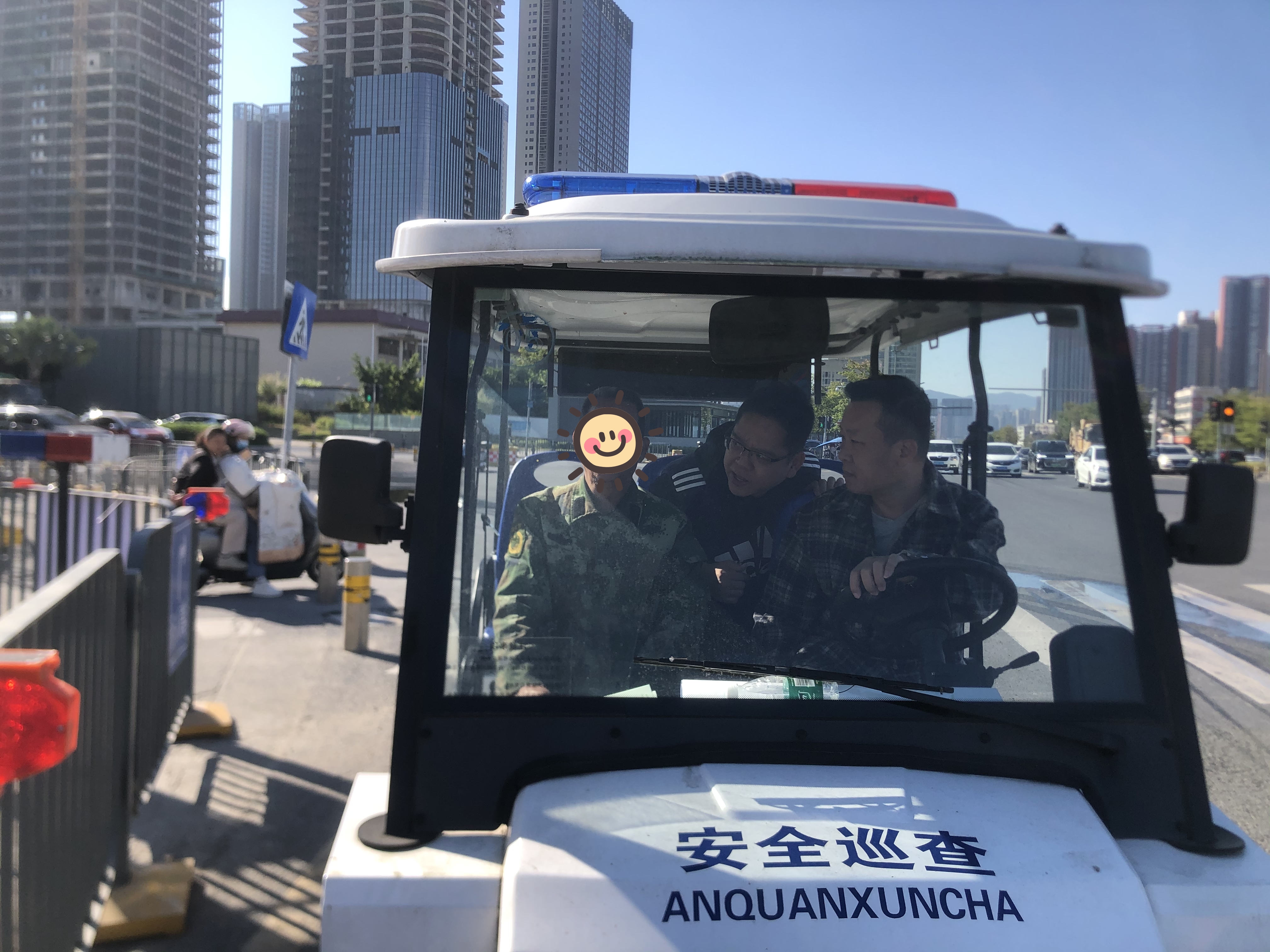 主动作为化险情，坪山街道一社区暖心助老人平安归家