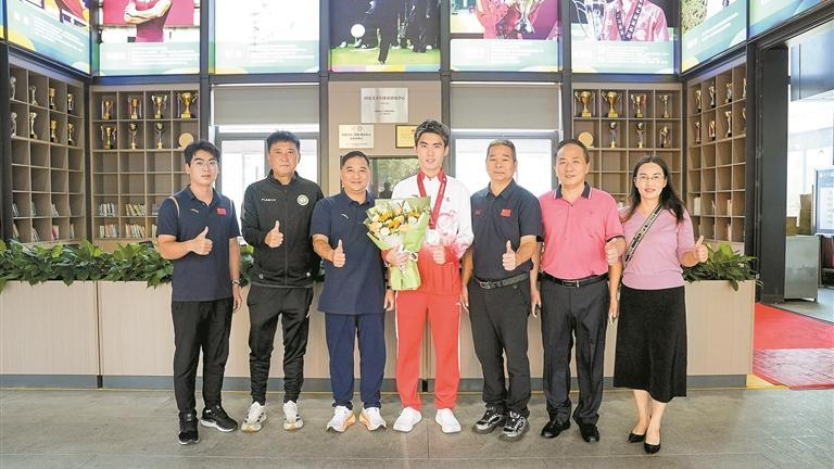 宝安男足最佳战绩球员安邦重回宝安体校