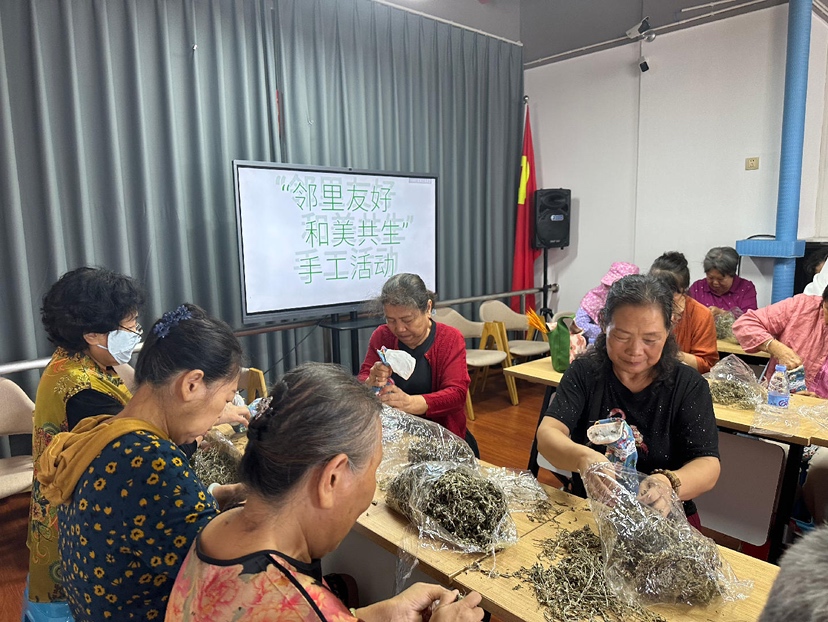 艾草香里话温情！福海塘尾社区手工活动，让敬老暖流浸润邻里