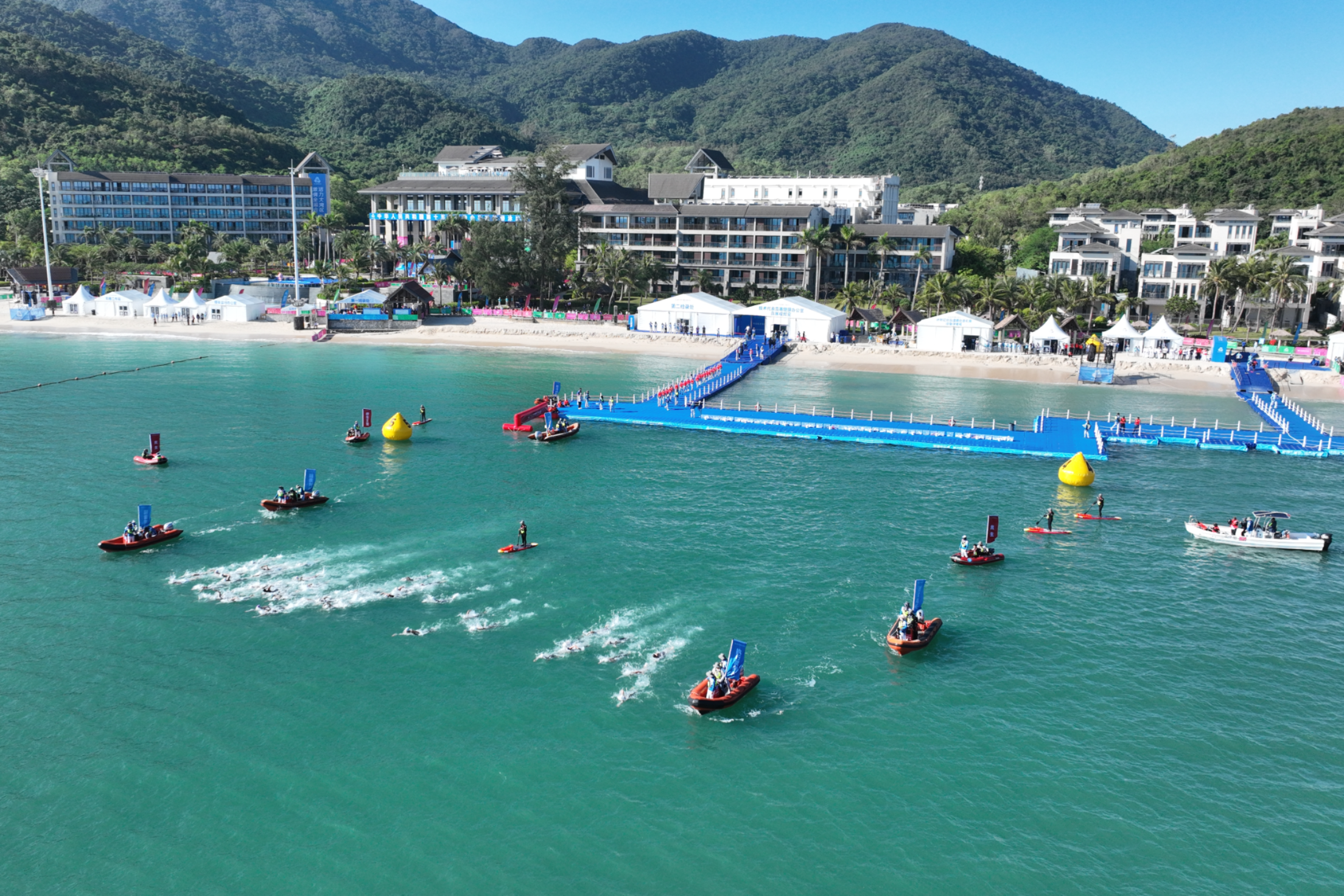 最美赛场!十五运会女子马拉松游泳决赛在深圳大鹏新区举行