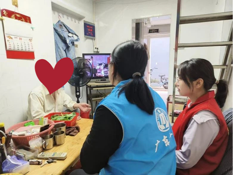 西乡固戍社区开展重阳探访慰问 为特殊困难老人送温暖